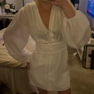 Studentklänning  - Såså fin klänning från NA-KD aldrig använd! Nypris 699🩷🩷