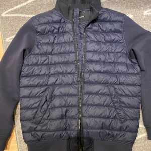 Matinique cardigan jacka  - Säljer nu min cardigan jacka från Matinique. Ny 2300kr säljer för 900kr. Pris kan diskuteras vid snabb affär 