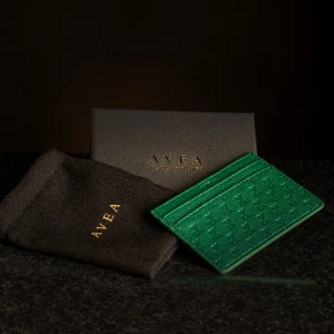 AVEA Korthållare - AVEA Accessories korthållare i kvalitativt lädermaterial med RFID-skydd för att kunden ska känna sig trygg när den använder korthållaren. Vid eventuella frågor eller funderingar så är det bara att höra av sig! @aveaaccessoriesuf på ig!