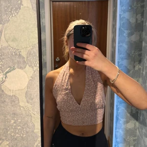 Topp - Blommig halterneck-topp från pieces i stl S. Oanvänd