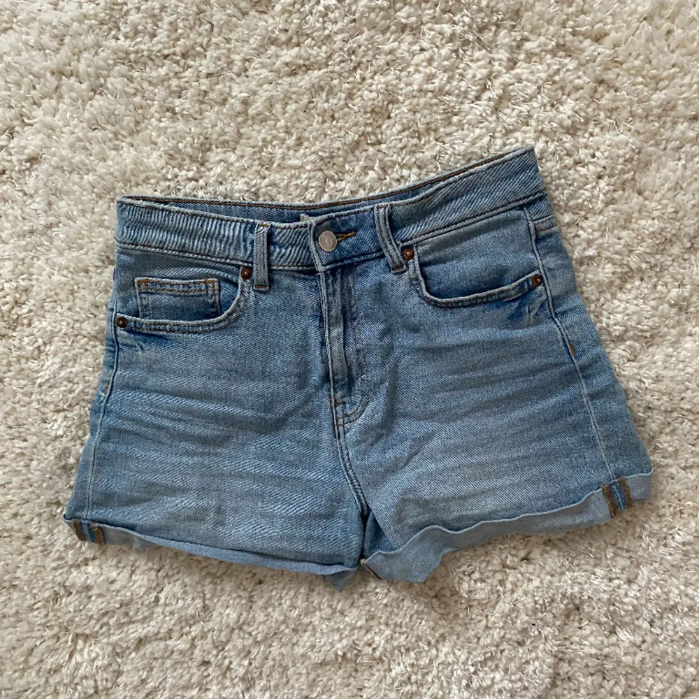 Fina midwaist jeansshorts från HM säljer så de inte kommer till användning tveka inte på att kontakte mig vid några funderingar💗💗 pris kan självklart diskuteras ☀️🌸. Shorts.