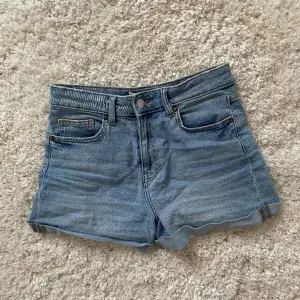 Fina midwaist jeansshorts från HM säljer så de inte kommer till användning tveka inte på att kontakte mig vid några funderingar💗💗 pris kan självklart diskuteras ☀️🌸