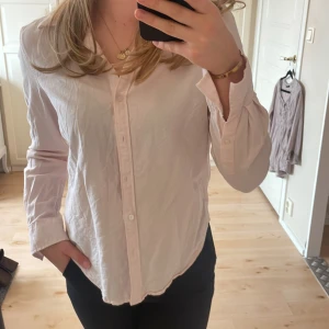 Rosa skjorta  - Ljus rosa blus/skjorta i bra skick!🥰inga defekter alla knappar sitter på men knäppte inte alla på bilden!