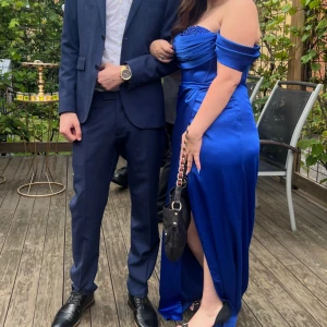 Fest klänning - Använts en gång, det finns redan en bh inne i själva klänningen som är insydd i den. 