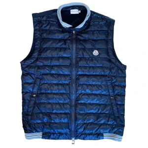 Moncler Gilet Vest - - Navy Blue - Storlek: 4/Large - Fint skick (9/10) - Nypris: 7000 SEK