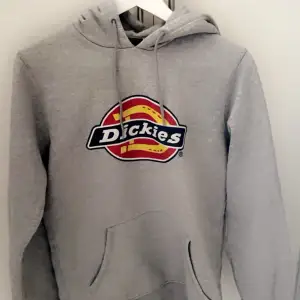 Dickies hoodie i strl XS, lite mer som en S. Lite nopprig men inte använd mycket! Passar nog både kille å tjej i modellen! Nypris- 750kr, säljer för 200kr!  ❤️ + frakt