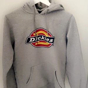 Dickies hoodie  - Dickies hoodie i strl XS, lite mer som en S. Lite nopprig men inte använd mycket! Passar nog både kille å tjej i modellen! Nypris- 750kr, säljer för 200kr!  ❤️ + frakt
