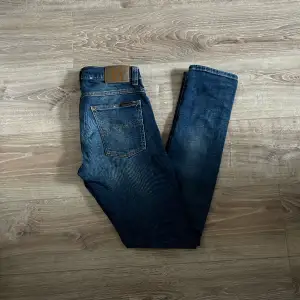 Ett par jeans i absolut topp skick och som dessutom har en extremt snygg tvätt. Nypriset på dessa jeans ligger på runt 1000kr. Längden på byxorna är 100cm och midjan 36cm jämför gärna med ett par egna och sen är det fritt fram att använda ”köp nu”.