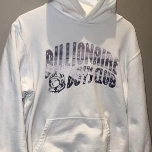 Billionaires boys club vit hoodie I storlek M  Jätte bra skick använt ett par gånger  Hoodien är tjock i tyget 