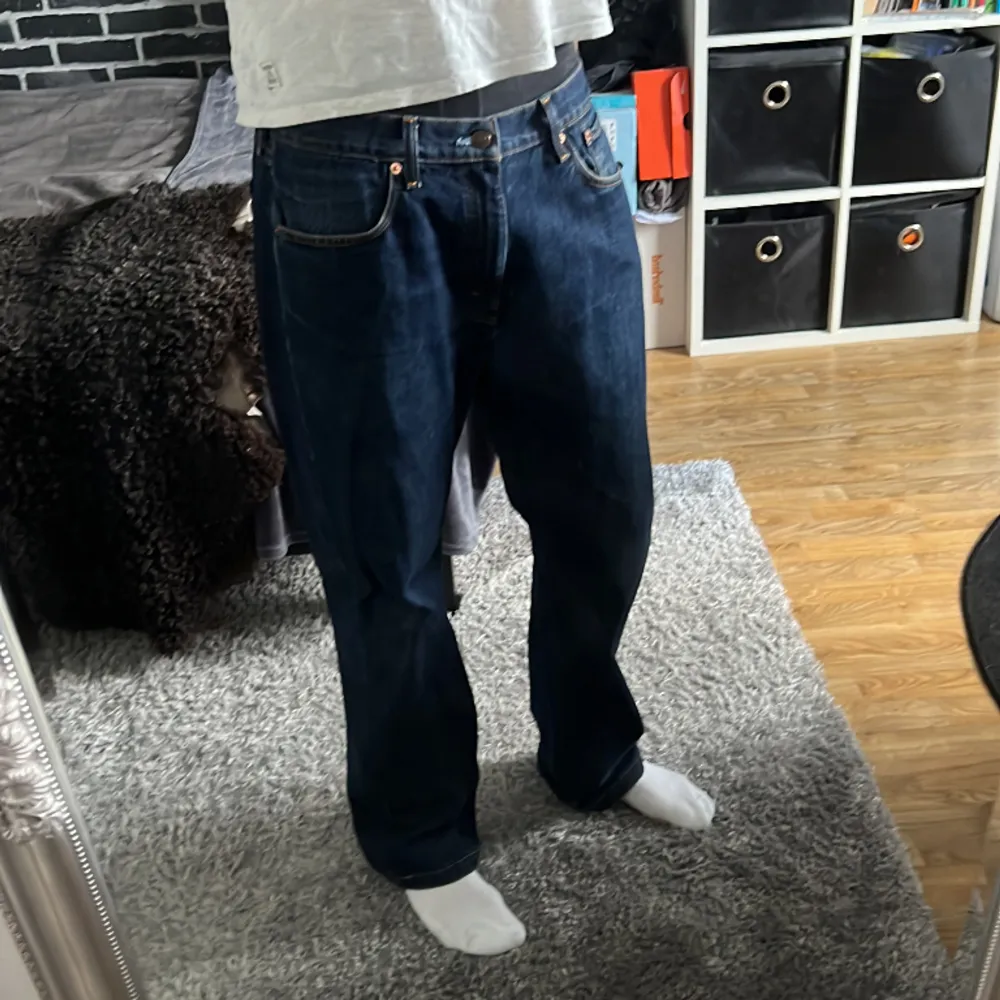 Säljer mina Levis jeans som är storlek W36 och L32 då jag ej använder de längre. Det är fortfarande i väldigt bra skick och ser nästan nya ut! Säljer för 400kr men kan gå ner vid snabb affär . Jeans & Byxor.