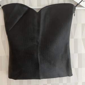 Säljer denna svart ”skinn” toppen från zara💞den har dragkedja på sidan och ett spänne. Storlek S💞