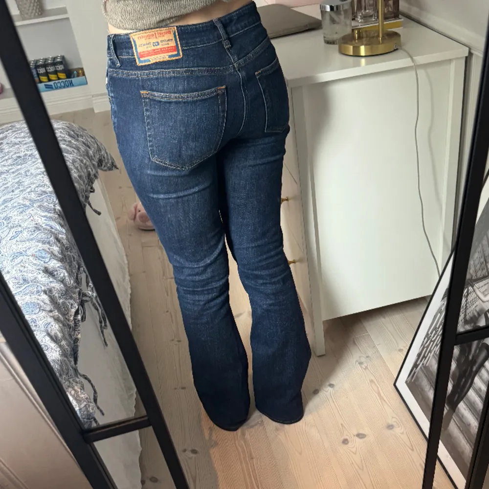 Säljer dessa sååå snygga jeans från diesel. De köptes i längd 34 men är uppsydda till längd 32 och passar mig som är 166cm. Nypris 1600kr💗💗. Jeans & Byxor.