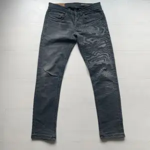 Tjena! Säljer nu dessa urfeta dondup jeans! Modellen är George🙌 Innerbenslängden: 67cm. Midjelängden: 38cm. för fler frågor eller bilder är det bara att skriva🤝