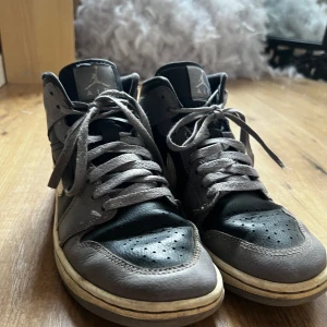 Grå lila jordans - Ett par jättefina jordans som jag verkligen älskar. Säljer dom då jag vill köpa en ny färg och har tröttnat på dom. Dom är använda och lite creasade men inget som direkt stör. Köpearen står för frakt.