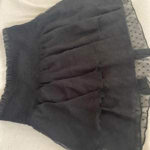 Söt kjol från bikbok, har endast använt 1 gång, väldigt bra skick på den.