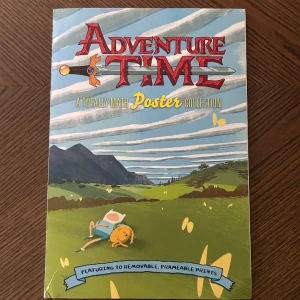 Adventure time - Posters från äventyrsdags, många är uttagna men finns några kvar. Bild två visar de som är kvar ! Liten reva på framsidan men alla posters är hela. Skriv för frågor 🥰