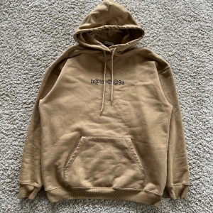 Balenciaga hoodie - Unik Balenciaga hoodie, givetvis äkta. Storlek M, och är nästintill nyskick. Den är köpt i Dubai så medkommer tyvärr inget, men är stor säljare på både Fb och ig så har massor av referenser. Finns en på stockx som ligger på 800$. Skickas spårbart. 