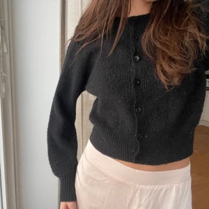 Kofta - Söt svart glittrig kofta