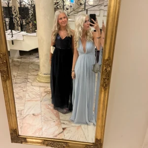 Balklänning  - Säljer min älskade balklänning(den ljusblåa) som är perfekt nu till balen. Den är som ny utan några defekter! Den har öppen rygg och en slits vid en sidan av klänningen. Jag är 167cm lång. Har bara använt den en kväll❤️klänningen är från Ivoryfield!