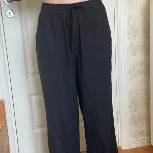 Svarta linnebyxor  - Superfina linnebyxor, knappt använda då de är för stora 