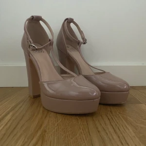 Jättefina högklackade skor, strl 38 - Säljes i jättefint skick!  13 cm klackhöjd  Kolla gärna in mina andra annonser för samfrakt! 