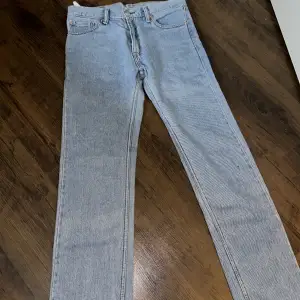 Ljusblåa Levis jeans i storlek W30 L32. Knappast använda så i väldigt bra skick