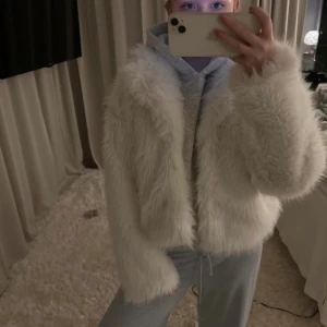 Pälsjacka  - Super fin pälsjacka från gina tricot. Perfekt till våren. Helt slutsåld. Nypris 699.
