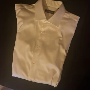 Vit skjorta  - Fin vit skjorta i bra skick, trendig nu för sommaren.