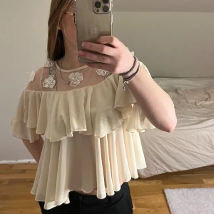 Blus - Väldens sötaste blus men får tyvärr inte användning av den. Använd möjligtvis en gång men annars helt ny så superbra skick. 
