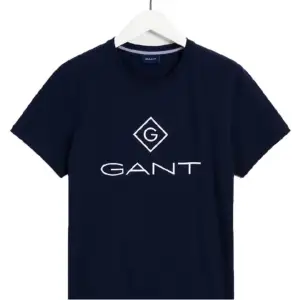 Superfin svart Gant T-Shirt som är använd max 5 ganger. 170 i barnstorlek, passar storlek XS-S. Köpt för över 400kr ☺️