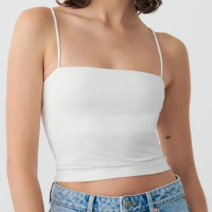 Vitt linne - Ett basic vitt linne från HM! En söm är lite sliten men annars ser den ut som ny!