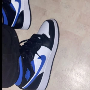 jordan 1 - storlek 37,5. på bilden var dom helt nya skriv till mig för bilder hur dom ser ut nu och mer information.