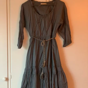 Underbar Gråblå klänning passar M/L - Underbar Gråblå klänning passar M/L Från Cream