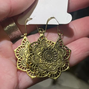 NYA! Boho örhängen mässing/guld mandala - Så fina nickelfria örhängen i mässing/guldfärg. Ca 4cm långa totalt. Snygga till våren/sommarn riktig boho/hippie känsla.