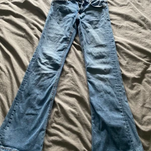 Jeans  - Säljer mina low waist bootcut jeans från Gina tricot, säljer för att dem blivit försmå, använda få tal gånger o är i jätte bra skick