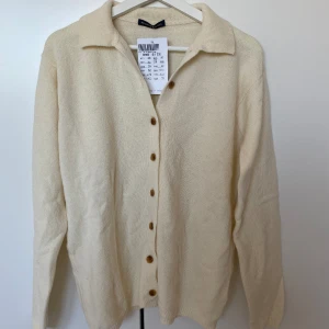 Stickad kofta från Brandy Melville  - Oanvänd stickad kofta från Brandy Melville. One size, men skulle säga att den är som en S / M i storlek. 