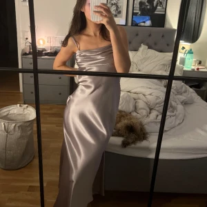 Siden klänning  - Aldrig använd, fin till balen eller andra tillfällen. Ljuslila 