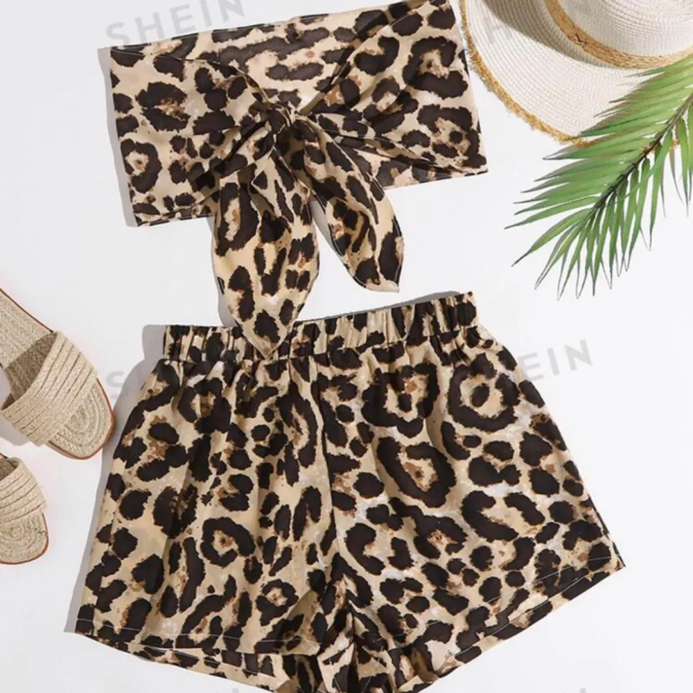 Leopardset med shorts och kortare topp som man knyter. Aldrig använd. Passar även S. Perfekt nu inför semestertiderna!. Shorts.
