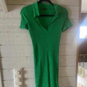 Lång grönklänning från Zara i storlek s!💓