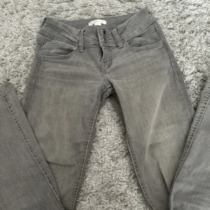 Gina Tricot jeans - Säljer nu mina lågmidjade Young Gina jeans i ljus grå. Det är i mycketbra skick och är i strl 140 men passar även om man är lite längre😊