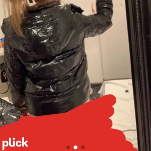 Calvin klein jacka glossy - Har 2 par. Snygg glossy jacket som knappt använts & Passar därför inte min stil längre. Detta är Lånade bilder. Pris går att diskuteras. Nypris 2100kr. Säljer för 14 00kr, Kan gå ner mer.