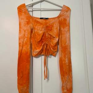 Jätteskön orange topp från BikBok Snörningen kan justeras och göra tröjan längre och kortare beroende på vad man föredrar💕   Passar både XS och S Frakt tillkommer
