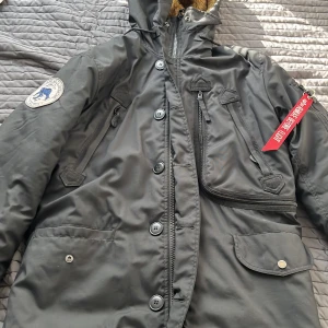 Alpha Insustries vinterjacka  - Svart Alpha industries jacka i storlek M, använd ett  fåtal gånger