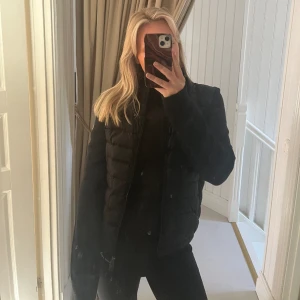  Moncler Jacka - Intressekoll på min snygga Moncler cardigan. Inga defekter, knappt använd🤍