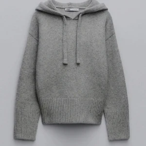 Stickad hoddie - Säljer denna fina hoddie från zara för 249kr!! Den är i storlek m men skulle säga att den passar xs-m! Endast använd ett fåtal gånger så den är i väldigt fint skick💕köparen står för frakt‼️