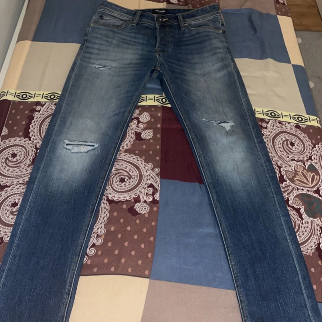 Ett par Slim jeans från Jack Jones 