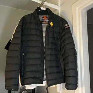 Parajumpers jacka - Fint skick, har ett jättelitet hål längst ner på ena armen, men de är ihopsytt och inget som syns. Storlek L