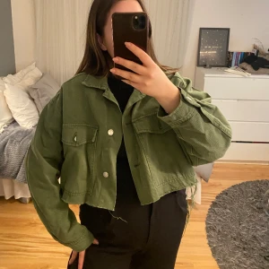 Vårjacka - En cool avklippt jacka från Gina Tricot, endast använd en gång. Storlek M