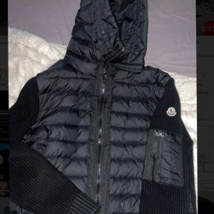Moncler jacka - Säljer nu en moncler jacka i superbra skick. Jag vet inte om den är äkta men jag är nästan helt 100 på att den är. Men eftersom jag inte kan vara säker så kommer jag sälja den lite billigare. Jacka. Är perfekt för sommaren pch gör en outfit komplett.