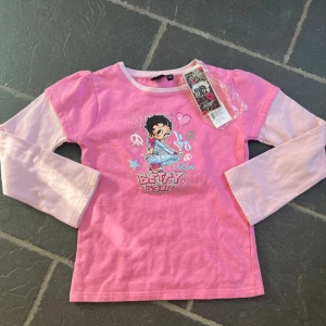 Betty boop tröja  - Super cool tröja från Betty boop! För liten för mig så ingen bild på, passar XS.